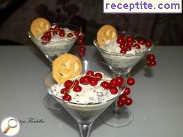 Currants with cream and biscuits
