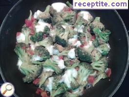 Broccoli with tomatoes and mozzarella