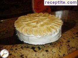 Biscuit layered cake with bananas