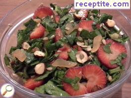 Salad with spinach and strawberries