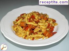 Shupfnudeli with skinless sausages, mushrooms and peppers