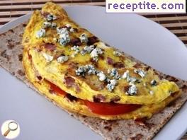 Omelet with bacon and blue cheese
