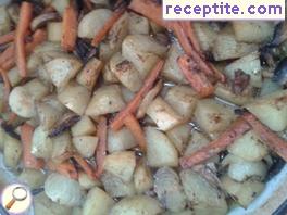 Potatoes roasted with carrots, onions and mushrooms