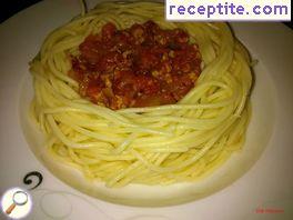 Spaghetti with tomato sauce, minced meat and mushrooms