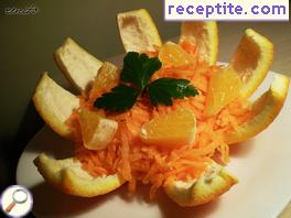 Salad with carrots, raisins and oranges Salad with carrots, raisins and oranges