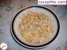 Pasta with salmon, shrimp and spinach in a sauce of vermouth
