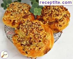 Buns with Sesame halva and walnuts