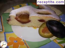 Sponge cake with plums