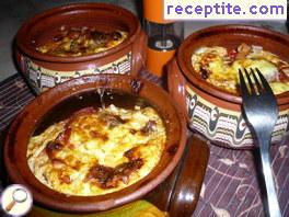 Pots with skinless sausage, tomato and pepper