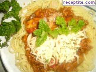 Spaghetti with minced meat and smoked meat