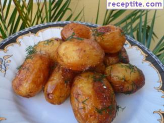 Stewed baby potatoes with butter