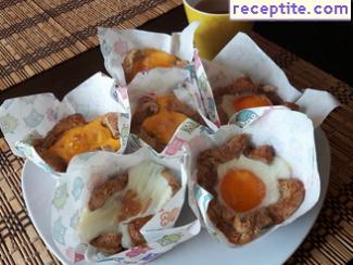 Baskets with bacon and eggs