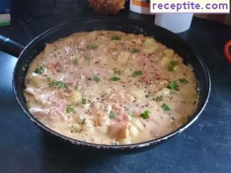 Gnocchi with ham in cream sauce