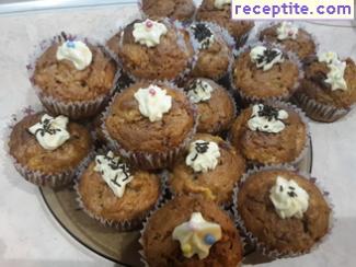 Muffins with apples, chocolate and hazelnuts