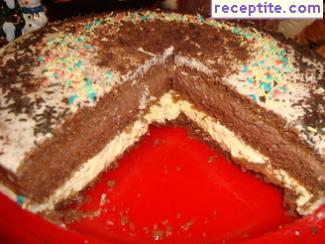 Layered cake with cream and ready base Layered cake with cream and ready base