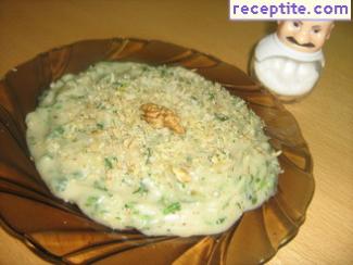 Mess nettle with walnuts and eggs