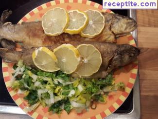 Trout fried with green salad and vinaigrette