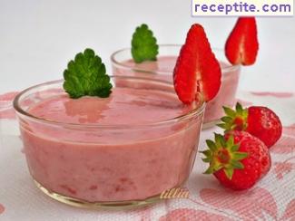 Cream of strawberries with yogurt