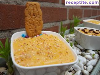 Biscuit layered cake in bowls