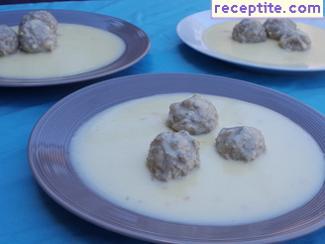 Meatballs with white sauce and garlic